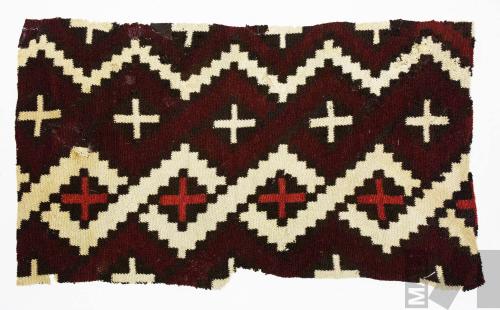Fragmento de paño con serpientes entrelazadas y cruces