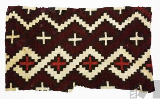 Fragmento de paño con serpientes entrelazadas y cruces