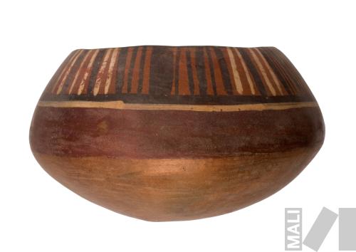 Olla con diseños pictóricos lineales