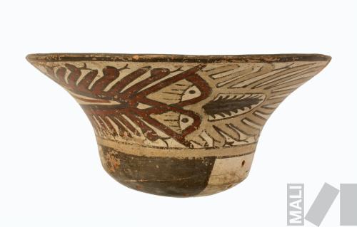 Taza con motivos de seres estilizados