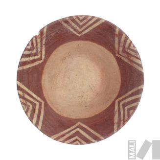 Plato con decoración geométrica