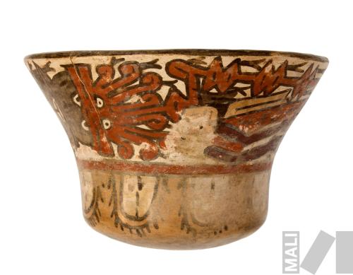 Taza decorada con personaje mítico antropomorfo en posición de vuelo