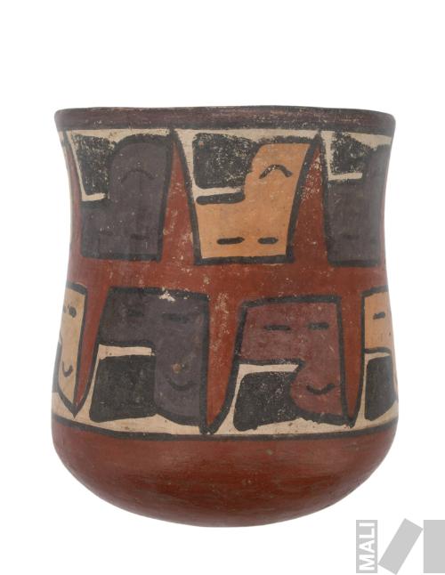 Vaso con representación de cabezas trofeo estilizadas
