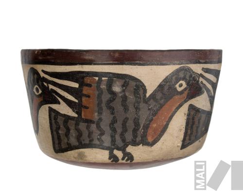 Taza con motivos pintados de aves