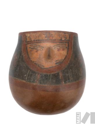 Vaso con diseños de cabeza trofeo