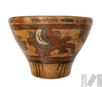 Vaso con motivos de cabezas trofeo