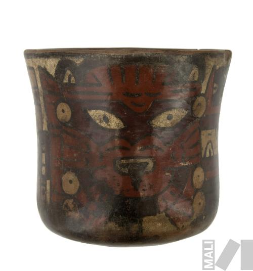 Vaso con representación de Ser Mítico Antropomorfo con cabezas trofeo