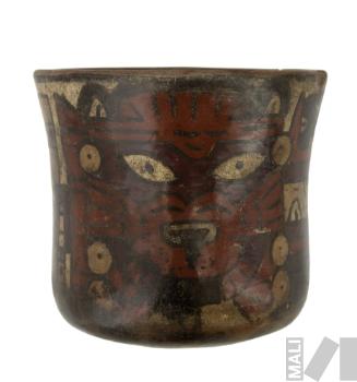 Vaso con representación de Ser Mítico Antropomorfo con cabezas trofeo