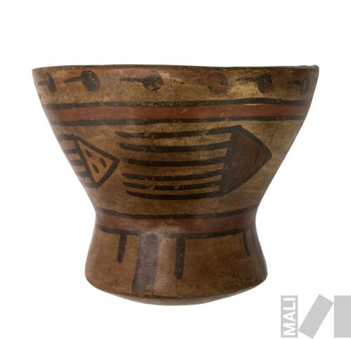 Copa con motivos de cabezas trofeo