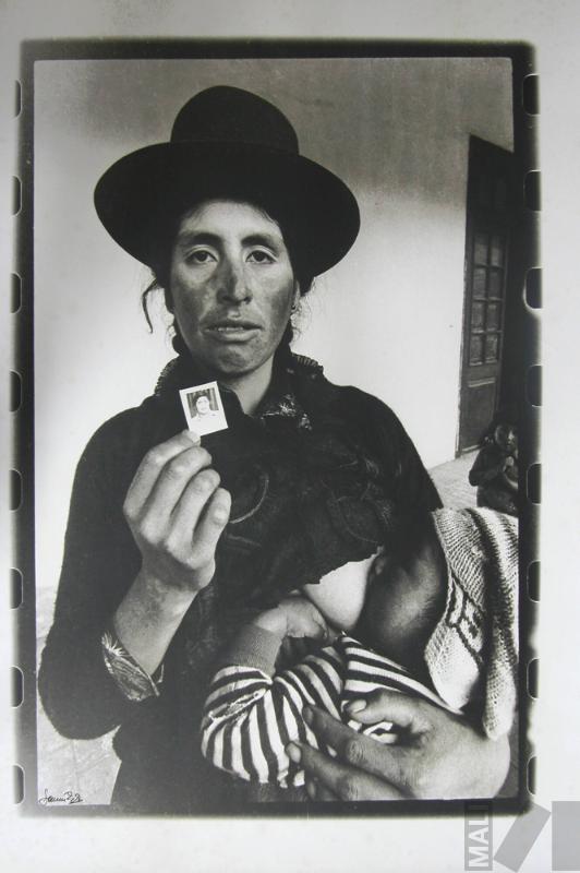 Madre e hijo con foto de padre desaparecido, Ayacucho
