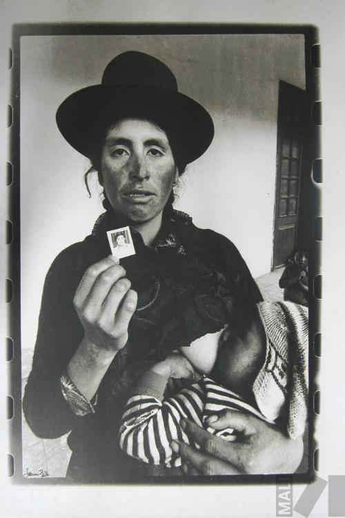 Madre e hijo con foto de padre desaparecido, Ayacucho
