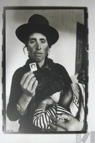 Madre e hijo con foto de padre desaparecido, Ayacucho
